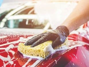 Lavage à la mousse d'une voiture par Wash Auto à Marrakech