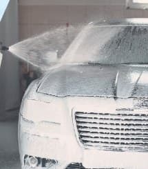 Lavage à la mousse d'une voiture par Wash Auto à Marrakech
