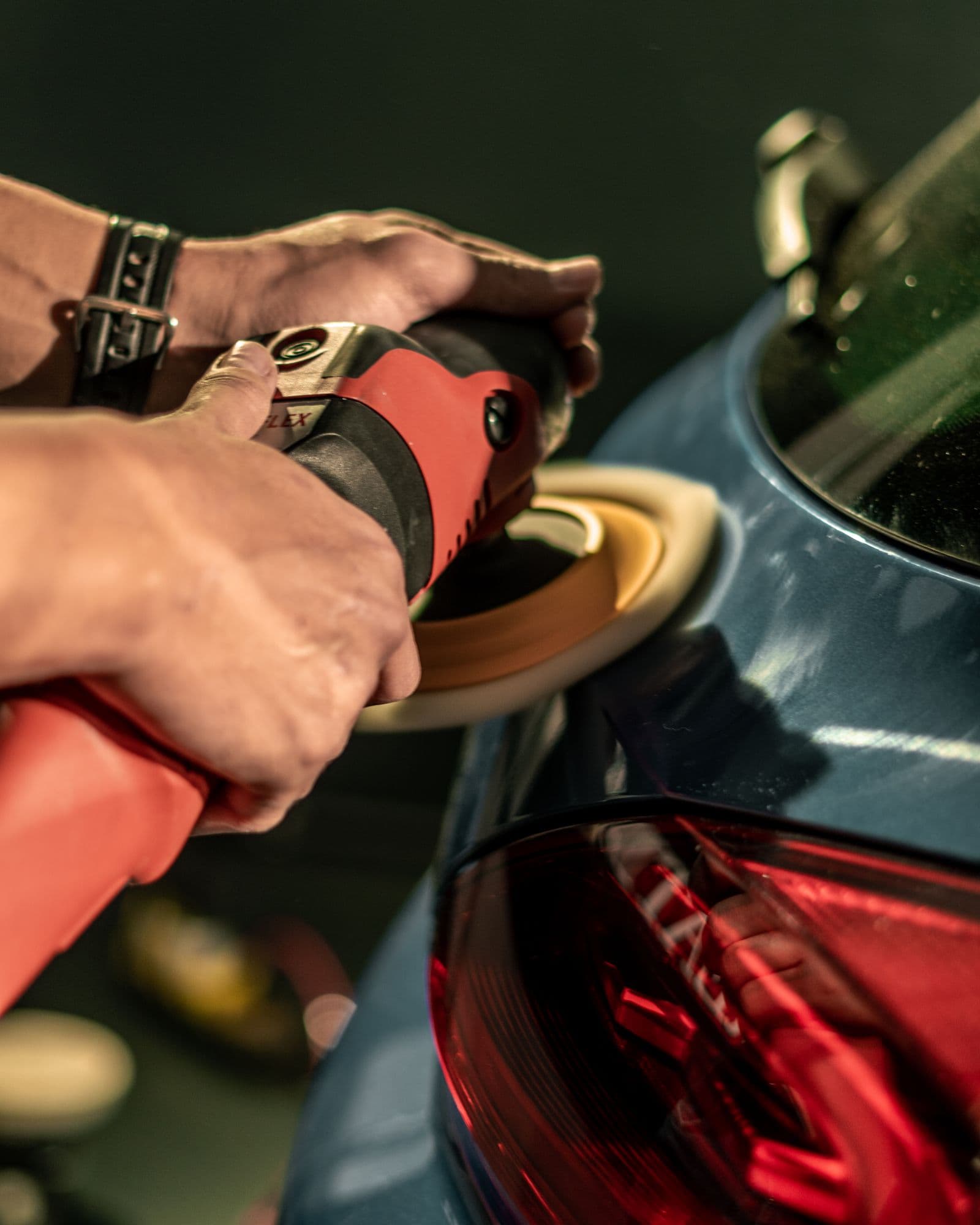 Polissage de la carrosserie avec une polisseuse